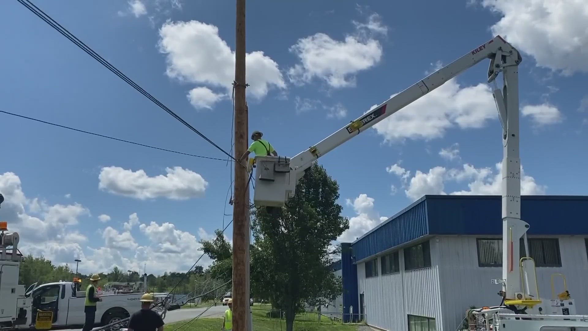 Autogru per montaggio pali di elettricità e posizionamento di cabine elettriche Milano