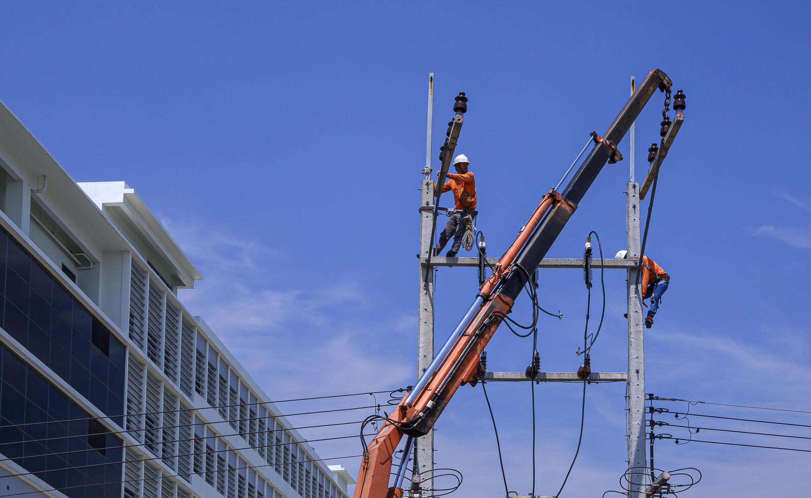 Autogru per montaggio pali di elettricità e posizionamento di cabine elettriche Milano