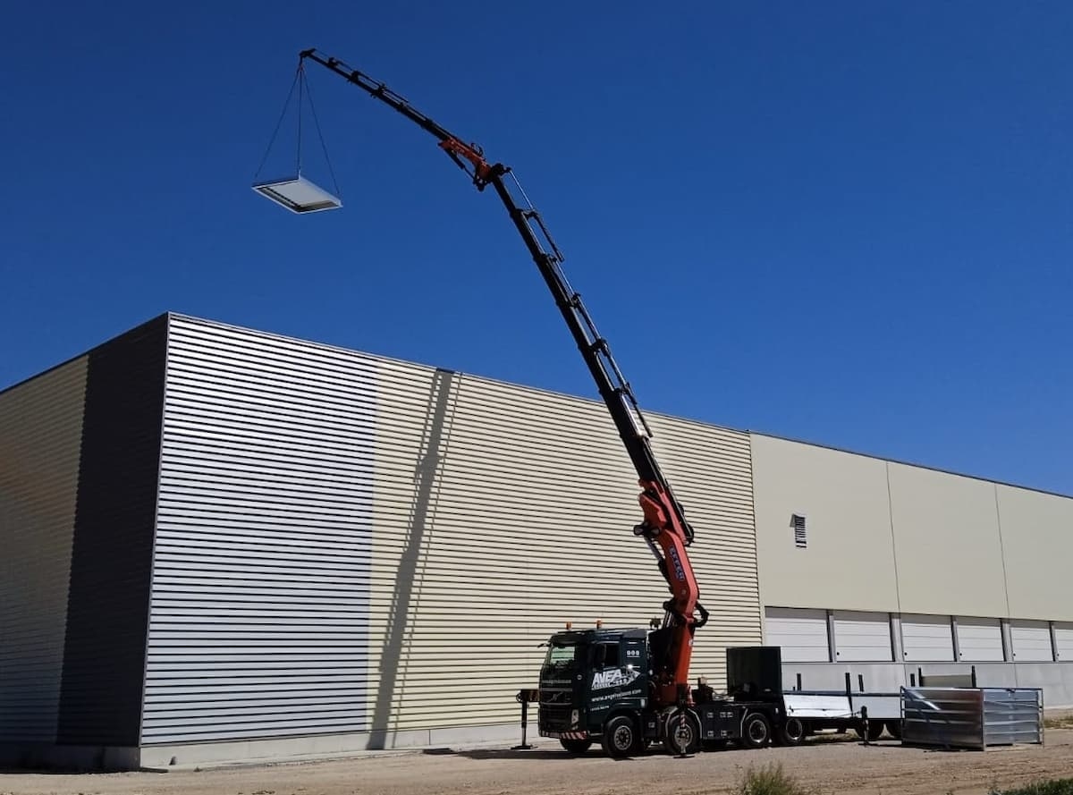 Autogru per sollevamento fotovoltaico Milano